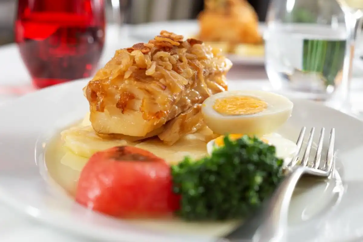Chef ensina tradicional receita de bacalhau no forno à portuguesa