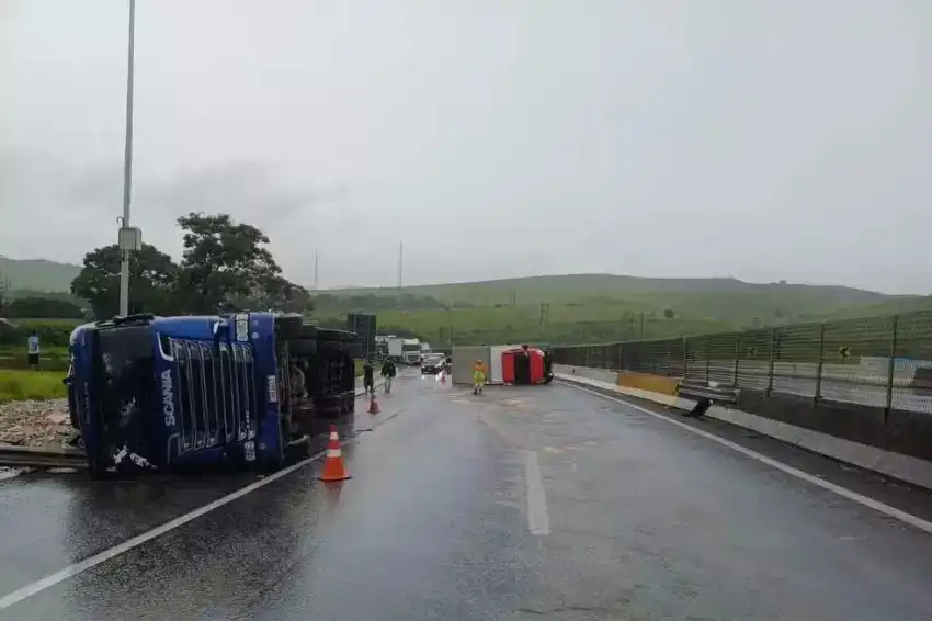 Acidente entre 2 caminhões deixa três pessoas feridas