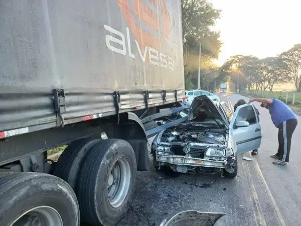 Carro bate em caminhão parado na Dutra e casal fica ferido