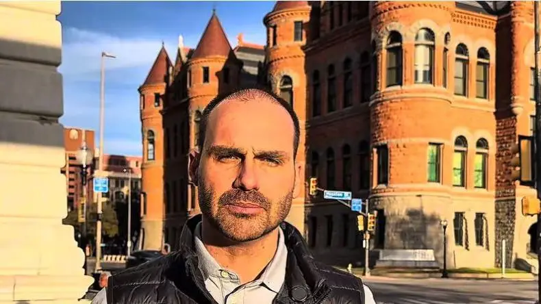 Eduardo Bolsonaro abre mão do mandato de deputado federal e vai morar fora do país
