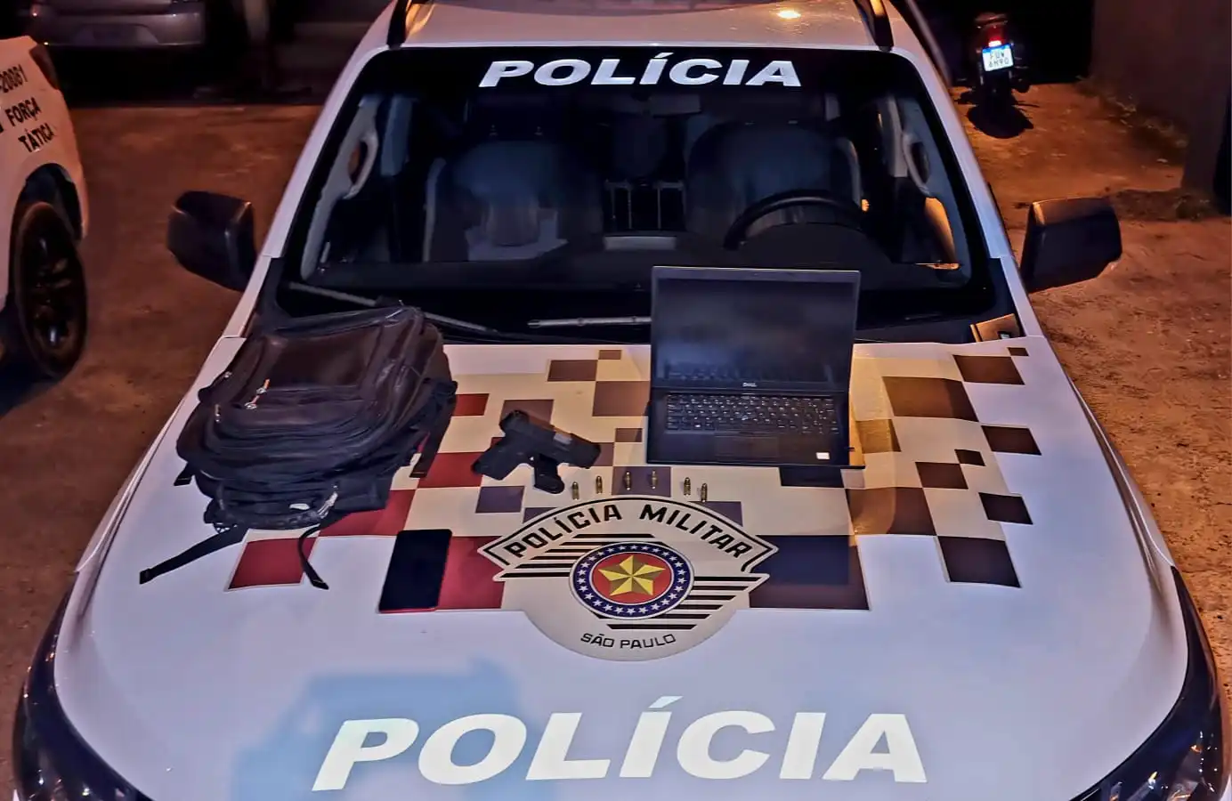 Homem com arma de fogo tenta fugir, mas é preso em Ubatuba  