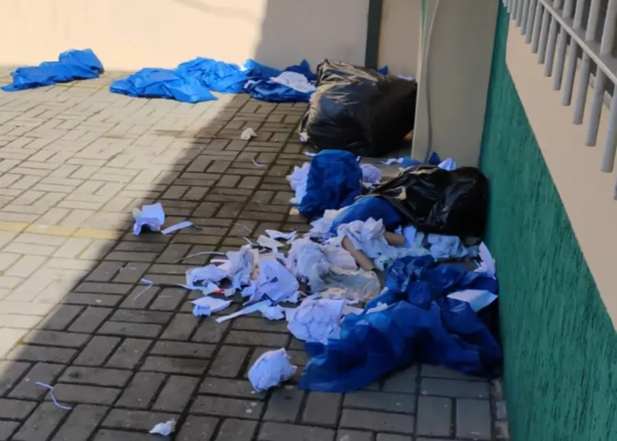 Fezes, urina e restos de comida são deixados em frente a clínica médica em São José dos Campos