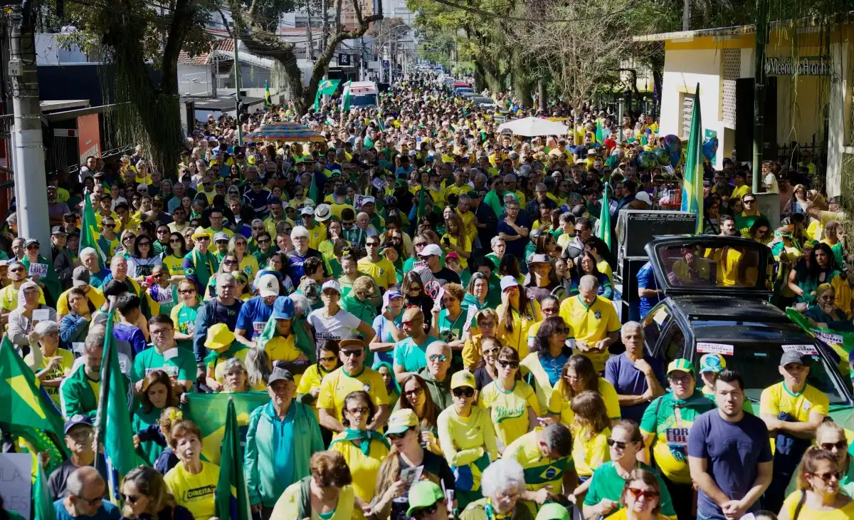 Manifestantes vão as ruas em defesa de Bolsonaro neste domingo (03)