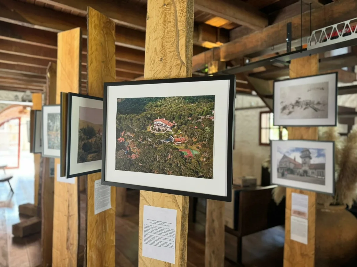 Exposição Paisagem Construida em cartaz no Parque Bambuí, retrata a história da arquitetura de Campos do Jordão