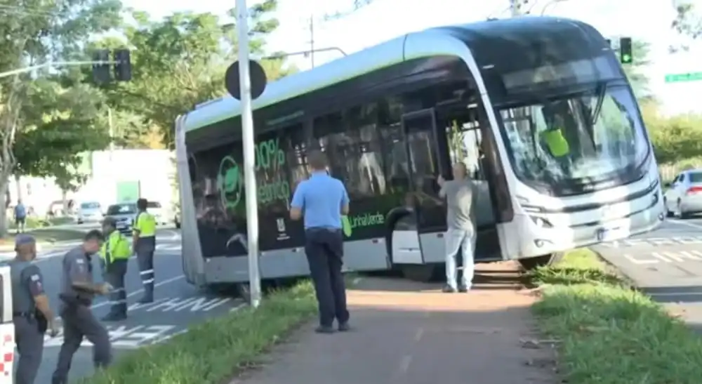 Acidente entre ônibus da Linha Verde e carro deixa homem ferido em São José