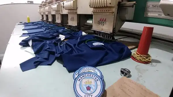 Polícia apreende mais de 150 mil peças de roupa falsas em Potim