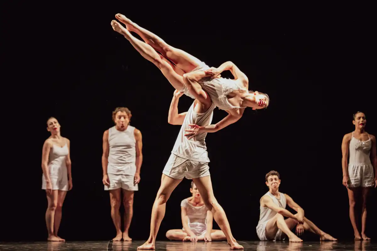 Teatro Municipal de Osasco recebe os espetáculos "Esgares" e "Filhas" da Sopro Cia. de Dança, dirigidos por Roberto Amorim e Tatiana Portella  