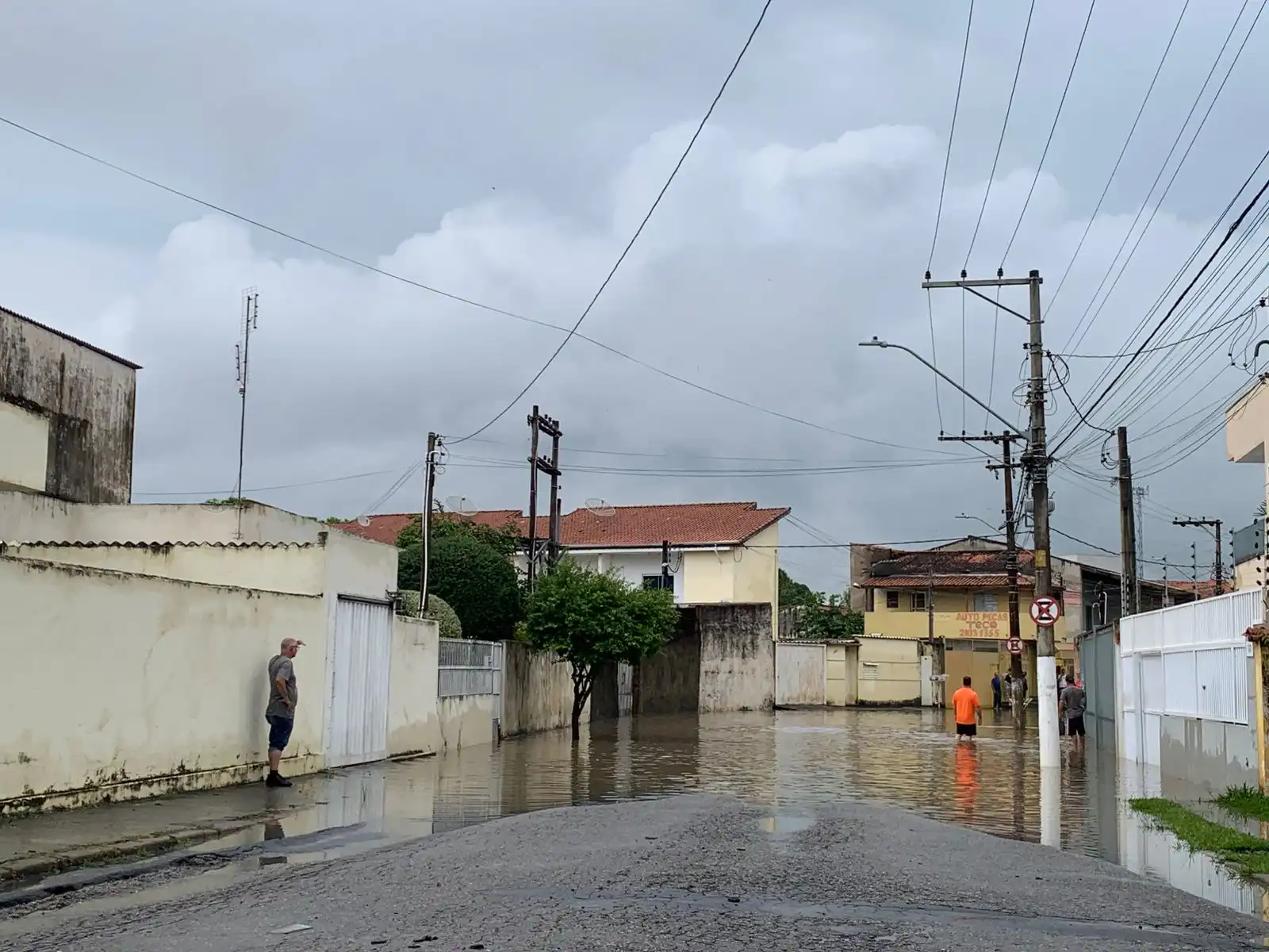 Chuvas fortes deixam pessoas ilhadas em Guaratinguetá; 12 famílias já foram resgatadas