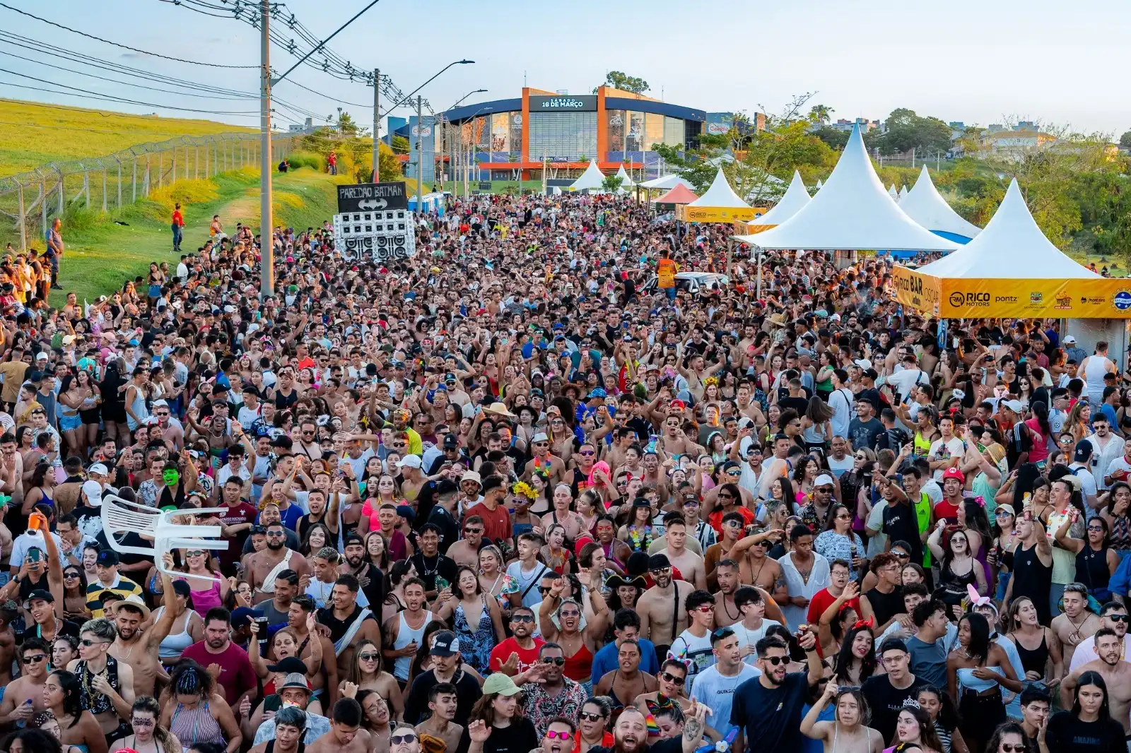 Carnaval na Via Oeste reuniu mais de 80 mil foliõesPassaram pela Avenida diversos blocos como Desgramou com Talis e Welinton, bloco da Zazu, bloco do Balaio, entre outrosCarnaval na Via Oeste reuniu mais de 80 mil foliões