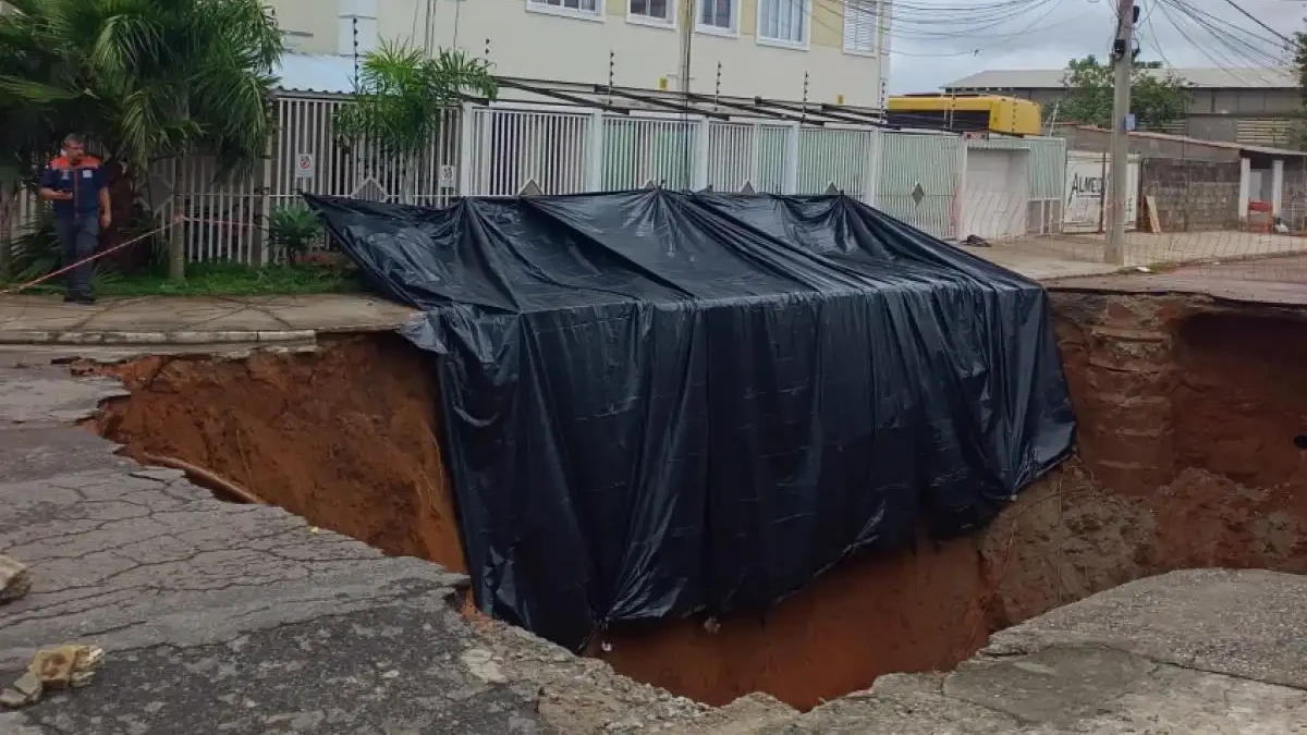 Após cratera se abrir, moradores relatam rachaduras em casas de São José