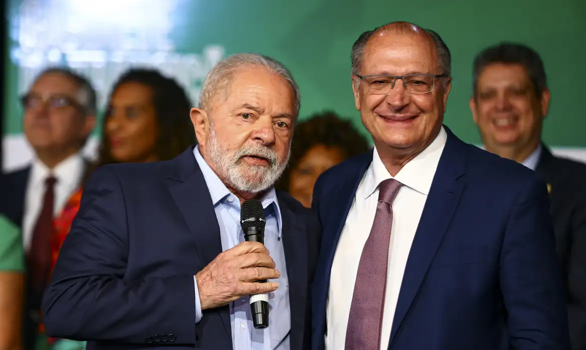 Governo Lula tenta barrar "tarifaço" de Trump sobre Embraer e alimentos brasileiros