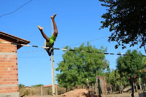 Menino viraliza treinando salto com vara com material improvisado no interior do Piauí