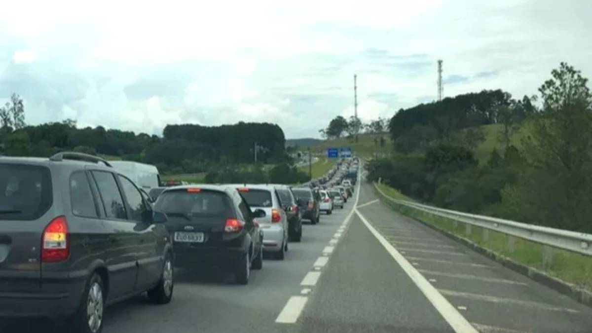 Carreta com 23 toneladas de sabão tomba e interdita a Carvalho Pinto