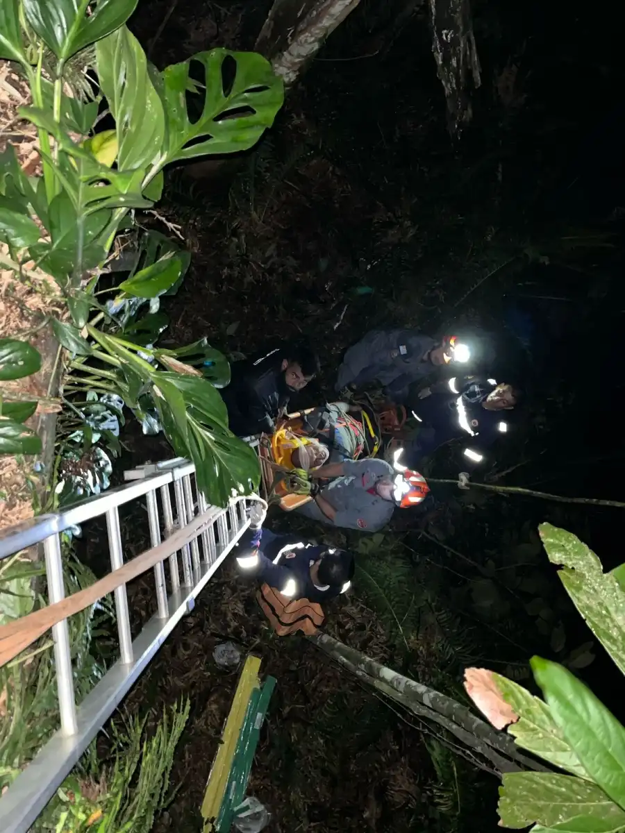 Motociclista é resgatado após sofrer queda de 10 metros em ribanceira em Ubatuba