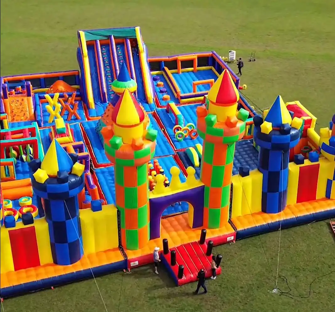 Parque inflável gigante chega ao CenterVale Shopping com diversão para toda a família
