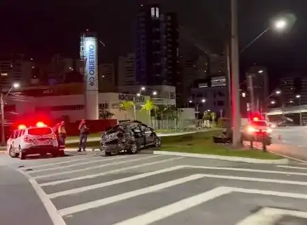 Carro capota no Anel Viário em São José dos Campos 