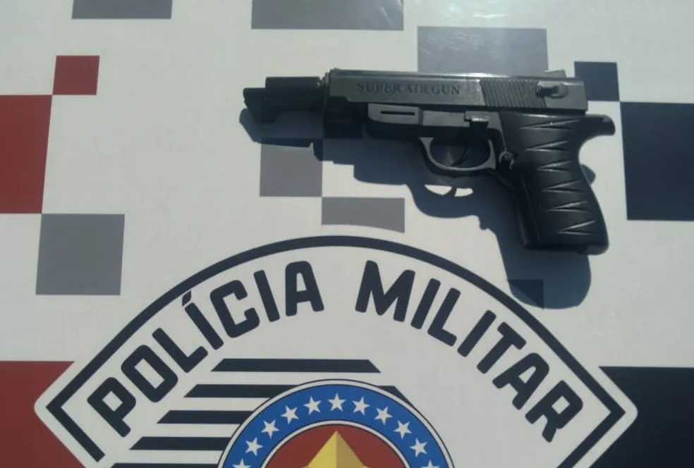 PM apreende arma de brinquedo com alunos de escola na zona norte de São José