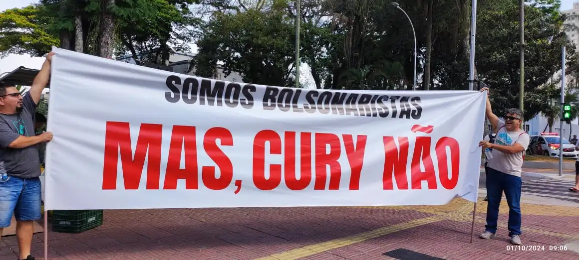Manifestantes fazem protesto durante carreata de Bolsonaro em apoio a Cury (PL)
