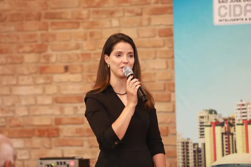 Secretária recém-nomeada falta no trabalho e vai à Disney