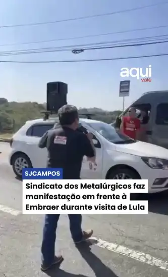 Sindicato dos Metalúrgicos faz manifestação em frente à Embraer durante visita de Lula