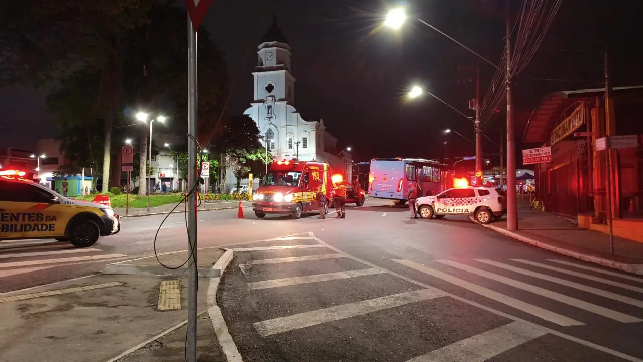 Idoso de 64 anos é atropelado por ônibus na Praça da Matriz, em São José 