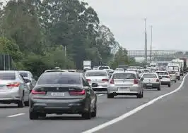 Trânsito intenso marca descida ao litoral no Carnaval e segue até 20h neste sábado