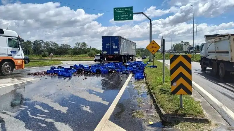 Carreta derruba garrafas de cerveja no retorno da Dutra em Jacareí