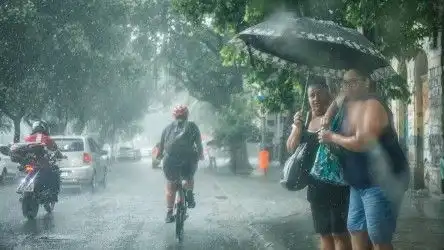 Baixa umidade x excesso de chuva: 4 alertas para hoje