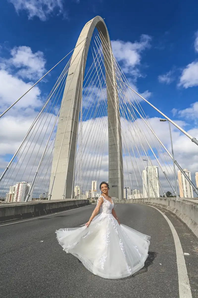 Dá pra casar na ponte? Influenciadora faz ensaio de noiva no Arco da Inovação e engana até os amigos