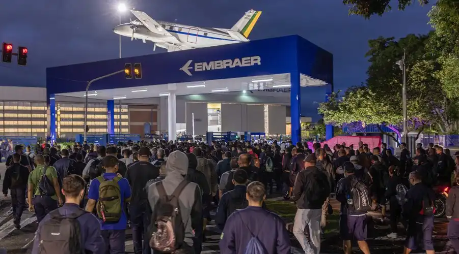 Trabalhadores repudiam PLR proposta pela Embraer e aprovam aviso de greve em São José