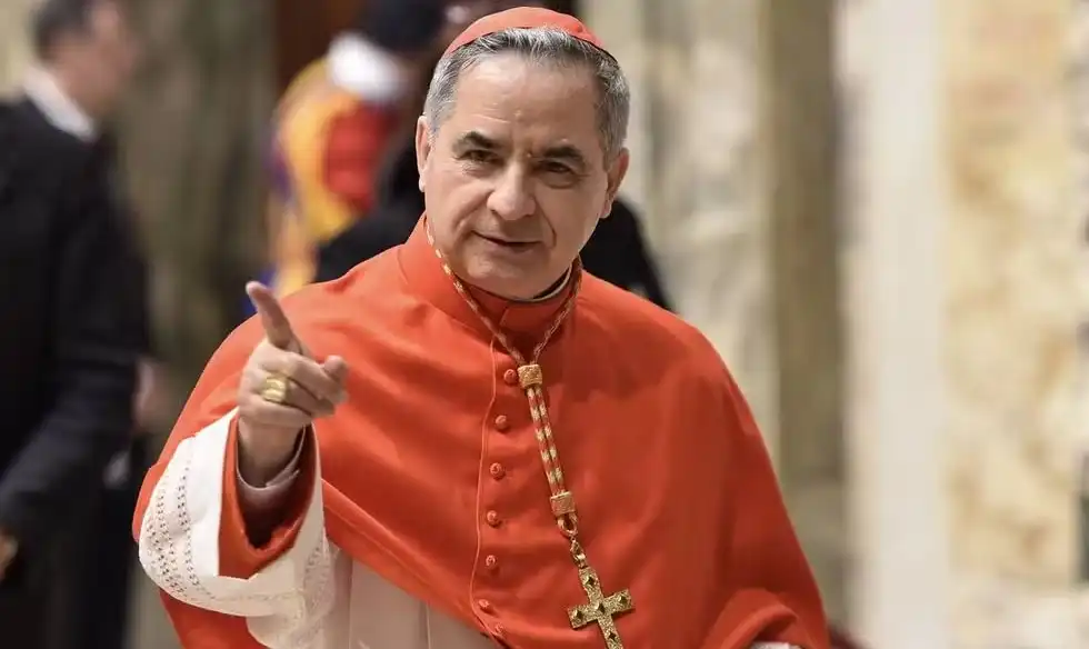Cardeal condenado por fraude desiste de participar do conclave