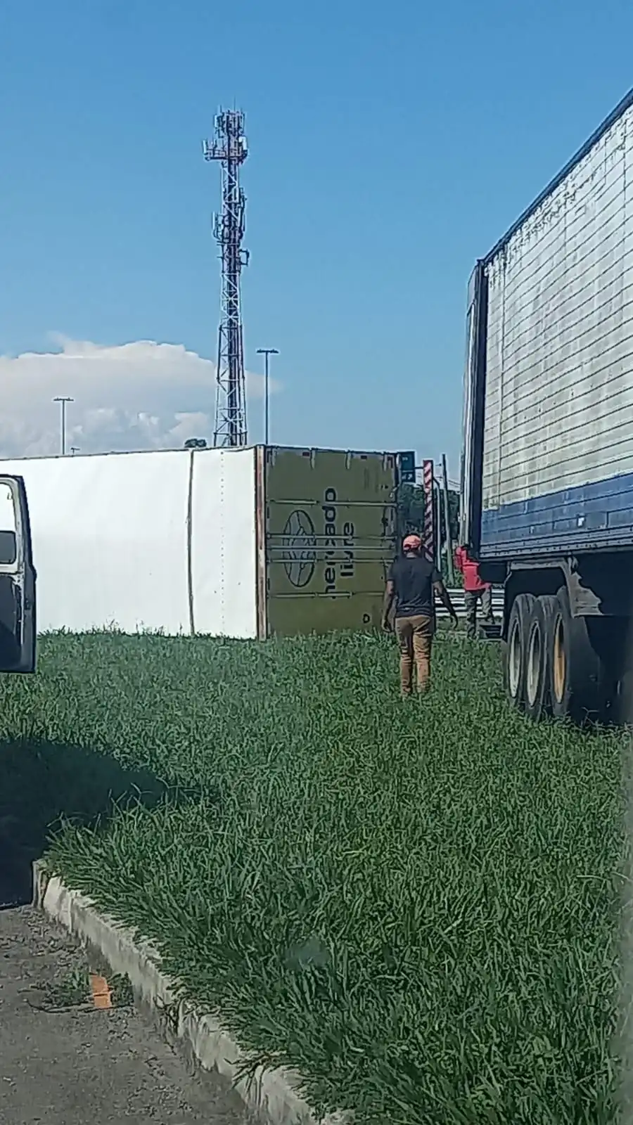 Carreta tomba no Km 162 da via Dutra e interrompe trânsito sentido Rio