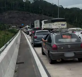 Incêndio em veículo interdita túnel da Rodovia dos Tamoios e causa congestionamento em Caraguatatuba