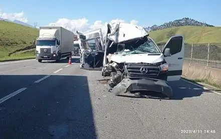 Idoso morre em acidente entre van e caminhão em Lavrinhas