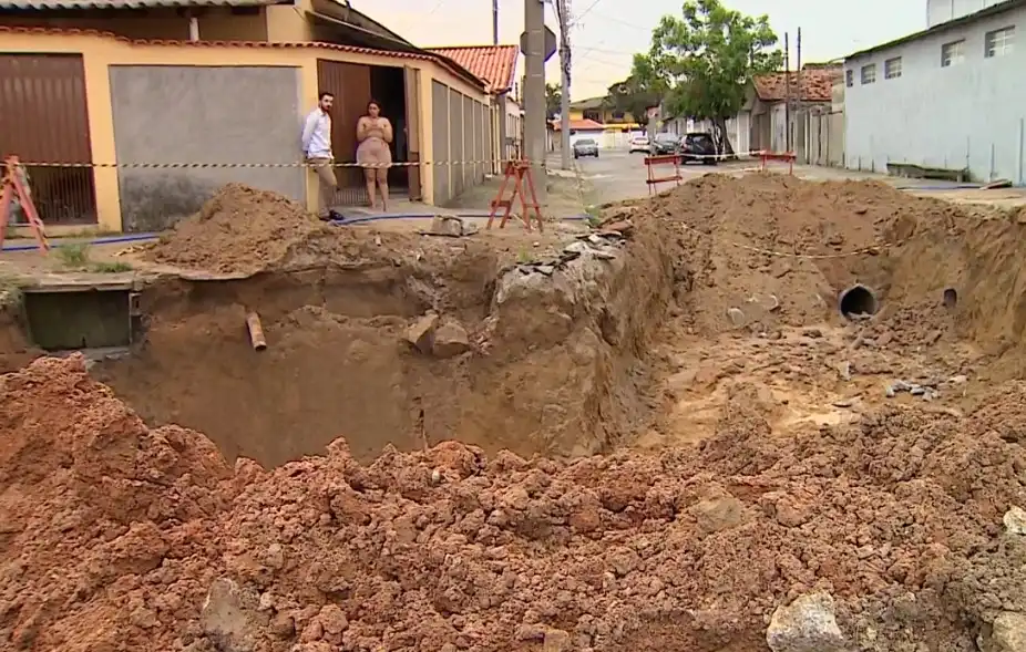 Cratera na Zona Sul de São José continua aumentando e não há previsão de reparo 