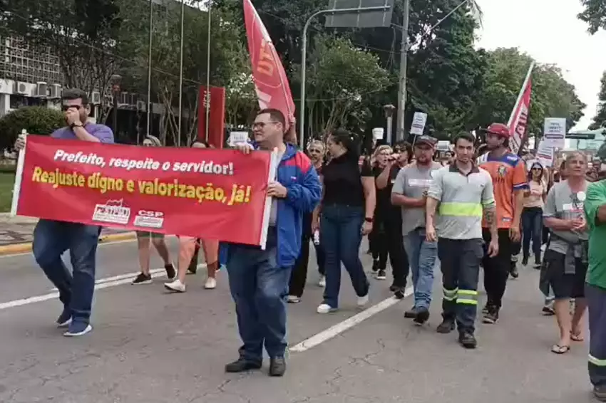 Servidores municipais de Jacareí protestam por reajuste salarial