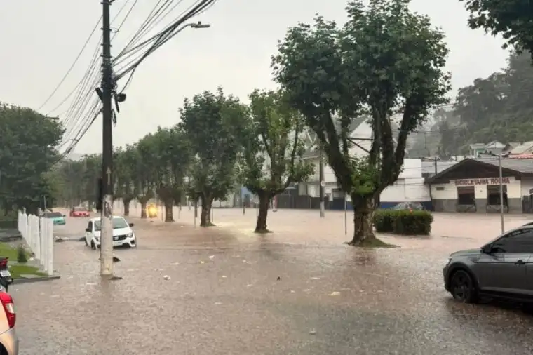 Temporal provoca alagamentos e deslizamentos em Campos do Jordão