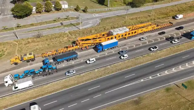 Problema mecânico adia transporte de nova carga especial que pesa 800 toneladas pela Dutra