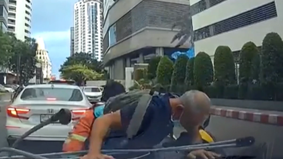 Varal despenca de prédio e atinge moto na rua