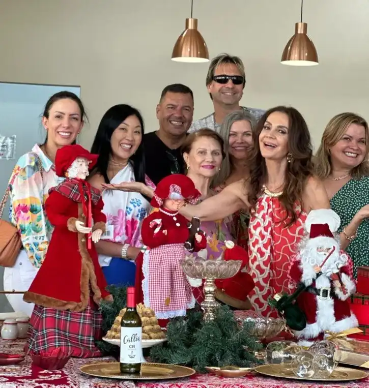 Claudia Métne festeja Natal entre amigas no restaurante Maxifour 