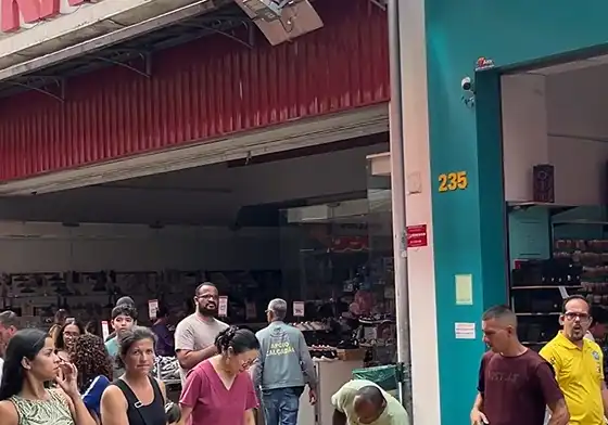 Apagão deixa lojas sem energia no Centro de São José dos Campos neste sábado (28)