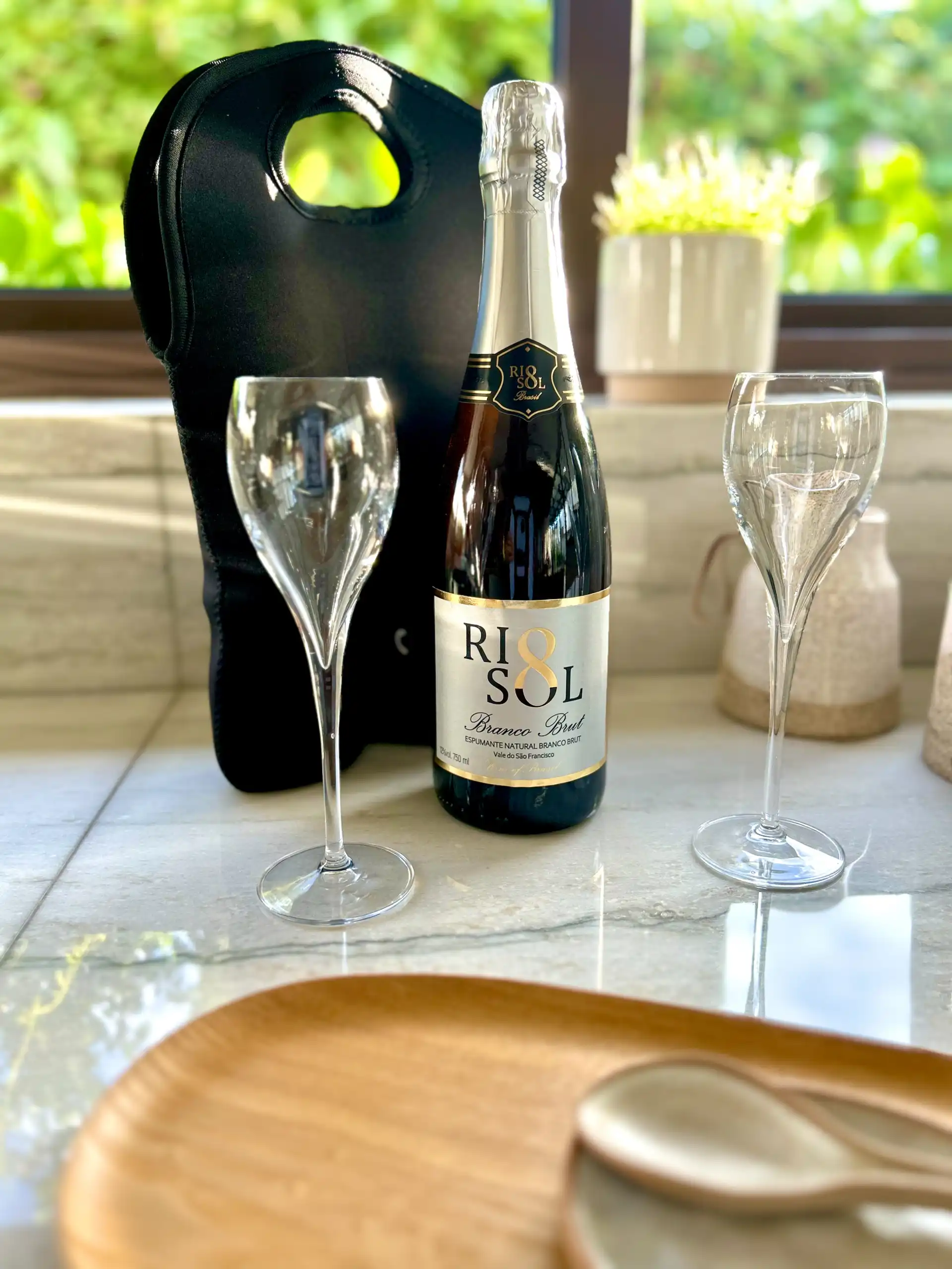 Shopping presenteia clientes com wine bag exclusiva e espumante na campanha do Dia dos Namorados