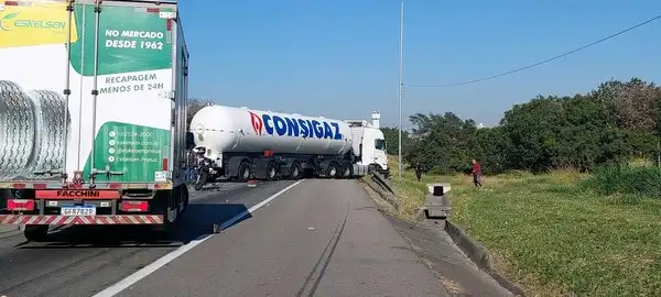 Carreta bloqueia Via Dutra após colisão com grade de proteção
