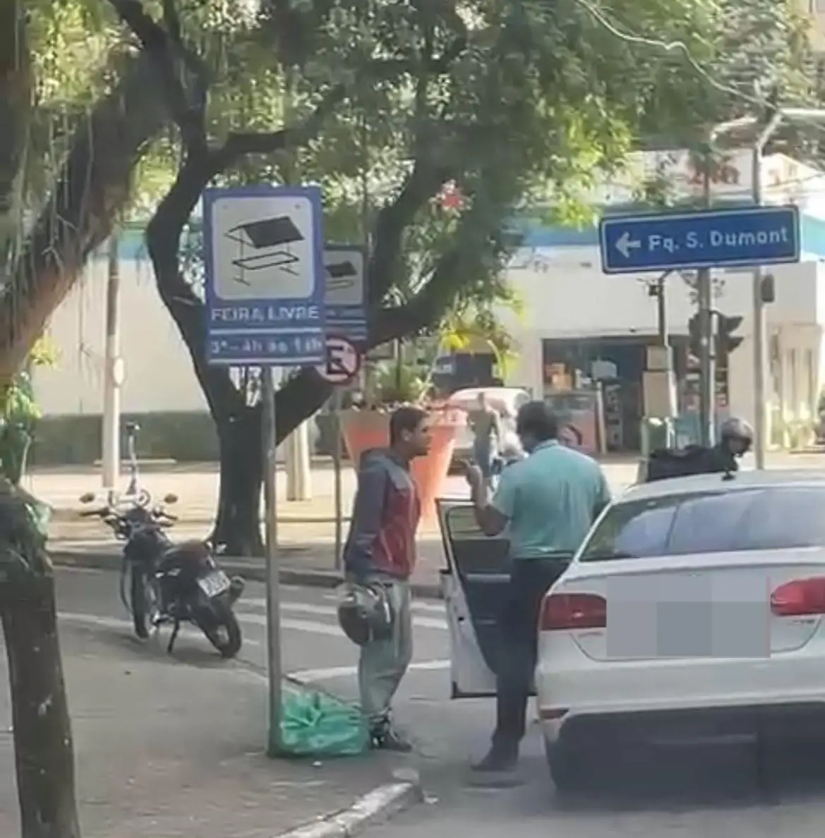 Em briga de trânsito, motorista arrasta moto na região central de São José 