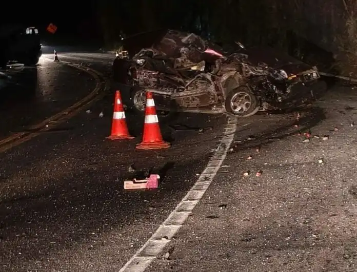 Mulher morre e quatro pessoas ficam feridas em acidente na Floriano Rodrigues Pinheiro em Pindamonhangaba