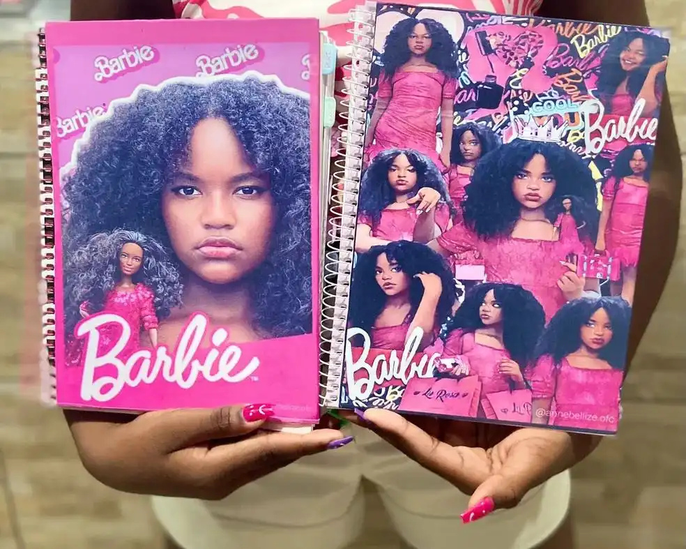 Caderno feito por mãe viraliza e filha ganha apelido “Barbie Preta do Alemão” 