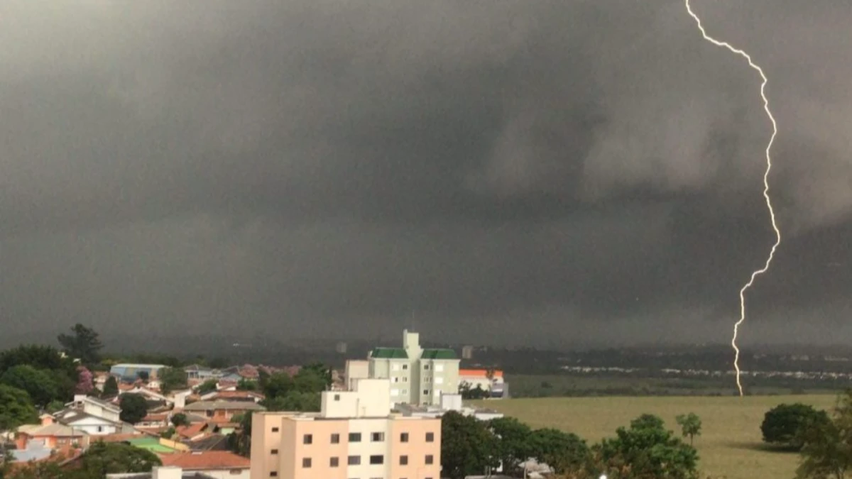 Vale do Paraíba entra em alerta para tempestades e ventos de até 60 km/h