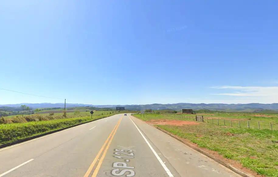 Motociclista morre em colisão contra boi na Rod. Oswaldo Cruz