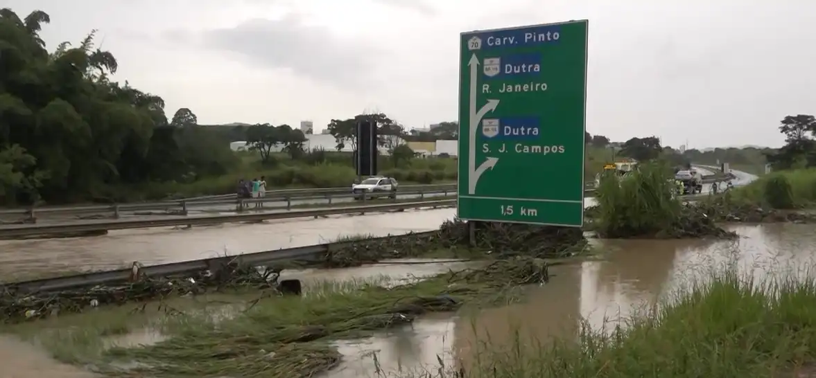 Rodovia Floriano Rodrigues Pinheiro segue interditada em Taubaté após fortes chuvas