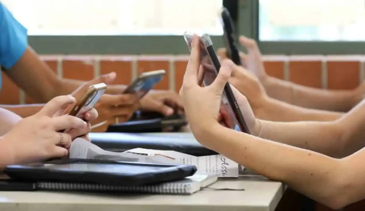 Lei que proíbe o uso de celulares na escola é aprovada pela Alesp